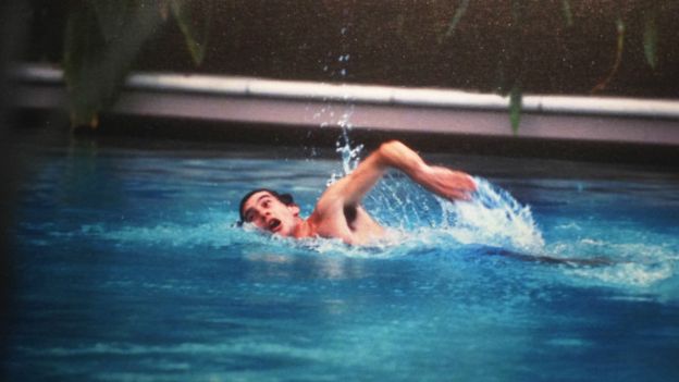 Para além da F1, Senna também praticava natação. Aqui, uma das braçadas do campeão, em 1989, na Austrália. 