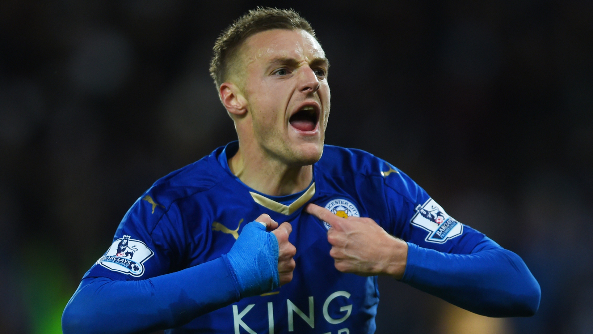 LEICESTER, ENGLAND - NOVEMBER 28: Jamie Vardy of Leicester City celebrates scoring his team's first goal during the Barclays Premier League match between Leicester City and Manchester United at The King Power Stadium on November 28, 2015 in Leicester, England. (Photo by Laurence Griffiths/Getty Images)
