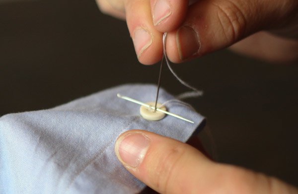 como coser um botão em menos de 2 minutos