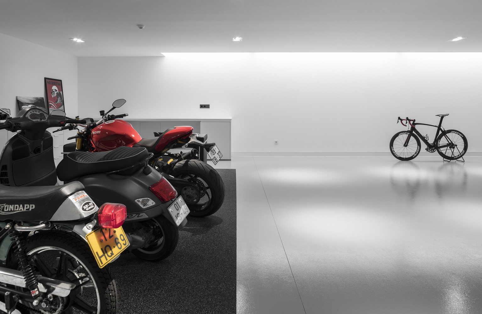 Arquitecto português cria garagem que parece uma galeria