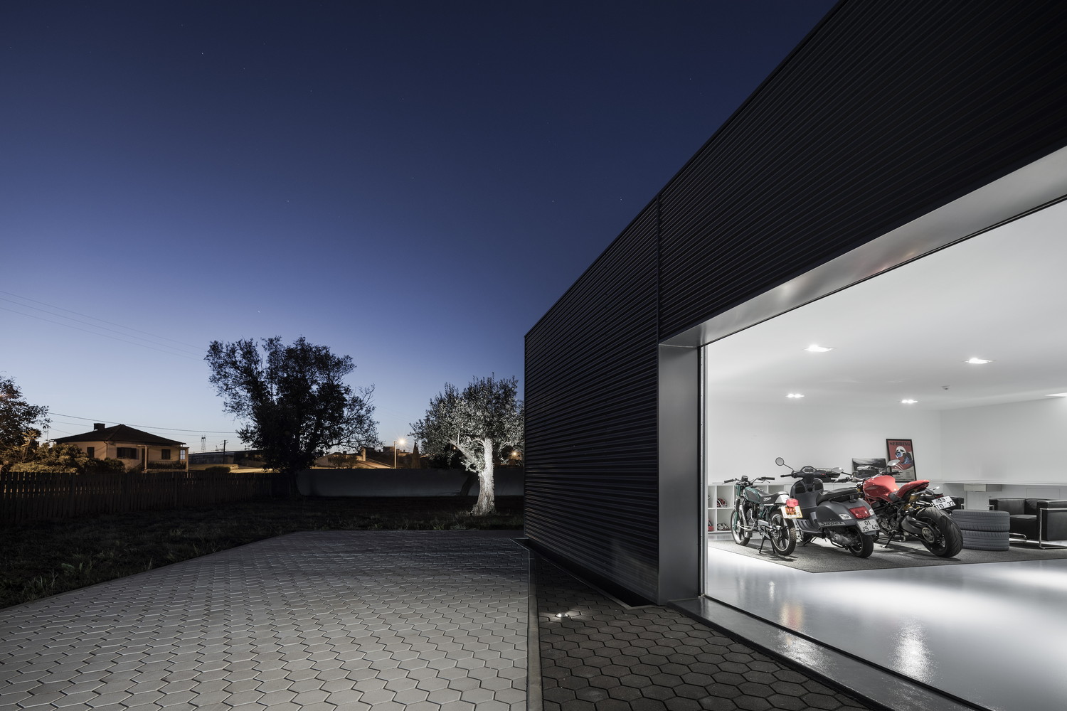 Arquitecto português cria garagem que parece uma galeria